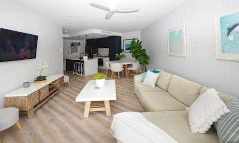 Popular Airbnb listing: Luxury mid-floor apt 2 bedrooms 2 bath, on beach in Casuarina