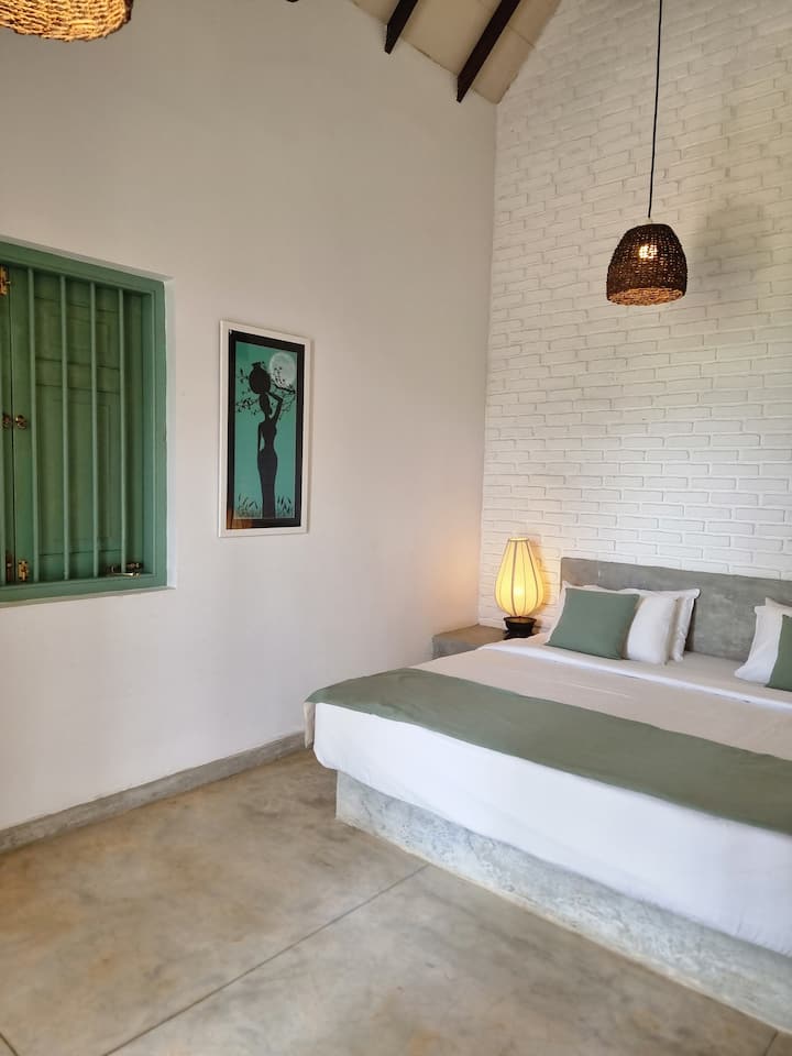 espacioso dormitorio de 200 pies cuadrados con cama tamaño king incorporada