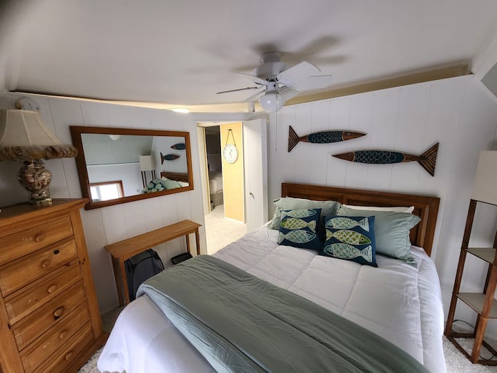 غرفة السمك!

يرجى ملاحظة أن الجدران لا تذهب إلى السقف والنوافذ منخفضة على الحائط.  كلاهما اعتبارات تاريخية تساعد في تدفق الهواء في جميع أنحاء الهيكل.  