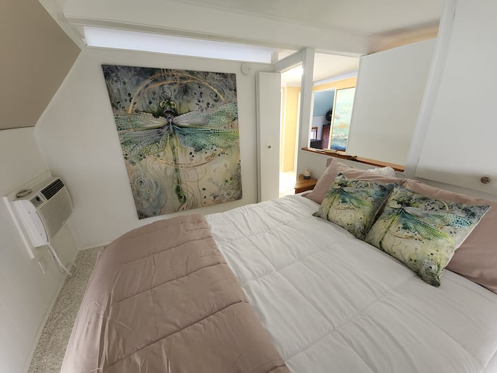 غرفة اليعسوب!

يرجى ملاحظة أن الجدران لا تذهب إلى السقف والنوافذ منخفضة على الحائط.  كلاهما اعتبارات تاريخية تساعد في تدفق الهواء في جميع أنحاء الهيكل.  