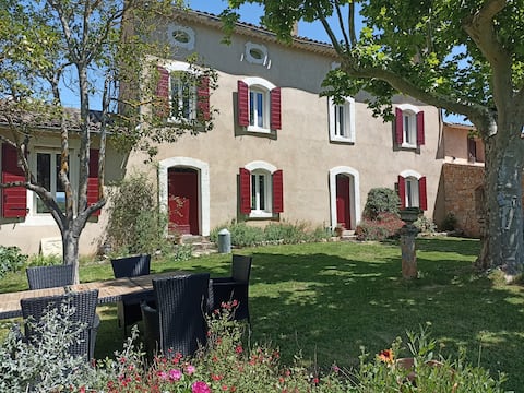 The Vallon des Palombes
Provencal farmhouse overlooking vineyards