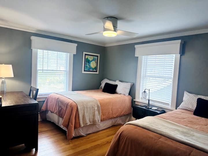 Საძინებელი ორი სრული საწოლით მეორე სართულზე. Ბარგის საკიდი, კარადა, სარკე, სრული კომოდი, დამატებითი საბნები, ჭერის ვენტილატორი, სამუშაო მაგიდა და სკამი. Დამტენი სადგური USB ‑ ით და USB ‑ C ‑ ით.  