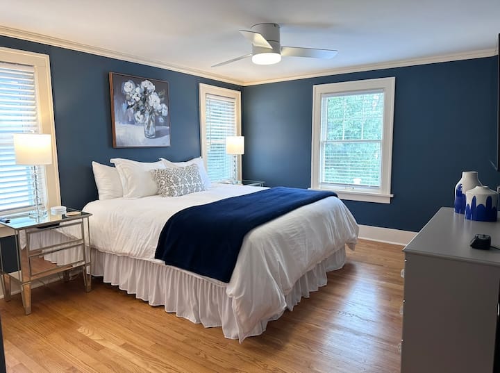 Ფართო საძინებელი დიდი ზომის საწოლითა და სმარტ-ტელევიზორით, რომელიც მდებარეობს მეორე სართულზე. Ბარგის საკიდი, დიდი კარადა, სრული კომოდი, დამატებითი საბნები, ხმის აპარატი და ჭერის ვენტილატორი. Დამტენი სადგური USB ‑ ით და USB ‑ C ‑ ით.  