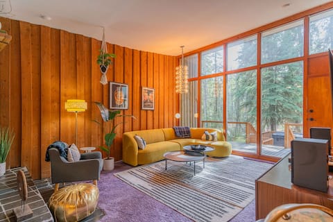 Retro Star-Shaped Retreat | HotTub, Dome &GameRoom