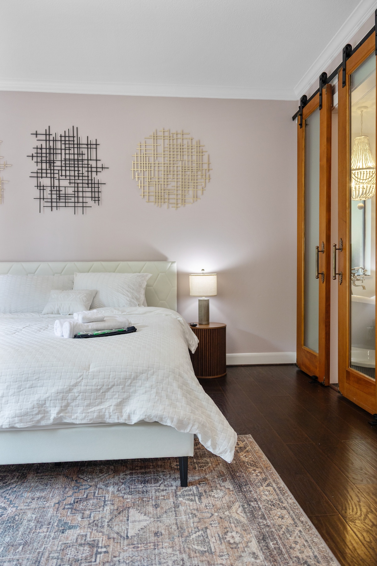 Chumba cha kulala cha msingi kina kitanda cha ukubwa wa kifalme na kina madirisha ambayo yanaangalia mbele ya nyumba. Inajumuisha bafu lenye nafasi kubwa, kama spa lililo na beseni la kujizamisha, bafu la kuogea mara mbili lililopambwa kwa lafudhi ya shaba na kioo cha ubatili cha LED.