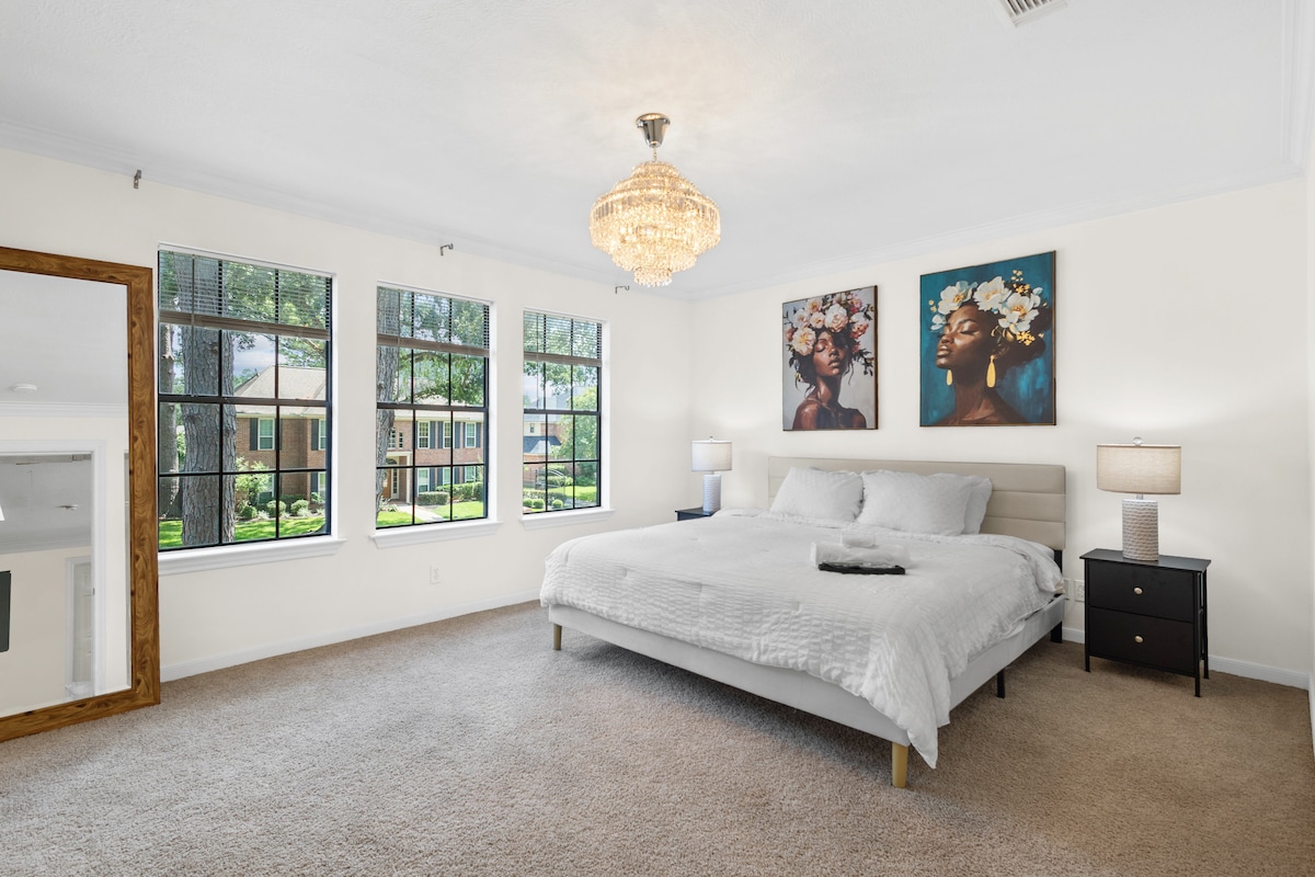 Chumba cha pili cha kulala kilicho kwenye ghorofa ya pili kina mazingira angavu na yenye nafasi kubwa, chenye kitanda cha ukubwa wa kifalme, televisheni mahiri na kioo kirefu.