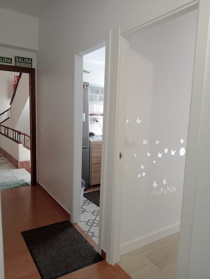 Vonkajší výhľad na vstupnú kuchyňu a kúpeľňu, ktorá je vedľa nej 