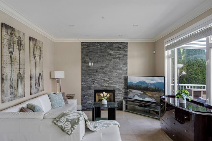 Luxurious Multi-Family Home 10 Mins to Downtown gallery image 2