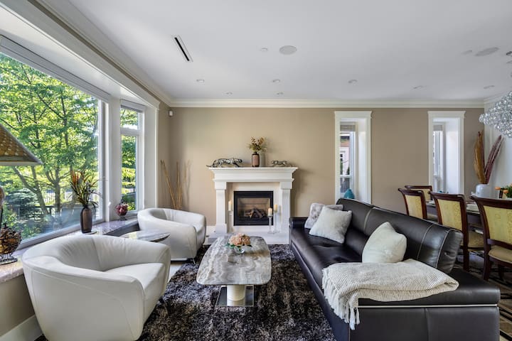 Luxurious Multi-Family Home 10 Mins to Downtown