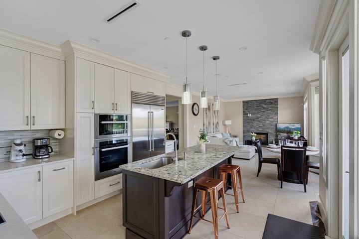 Luxurious Multi-Family Home 10 Mins to Downtown gallery image 3