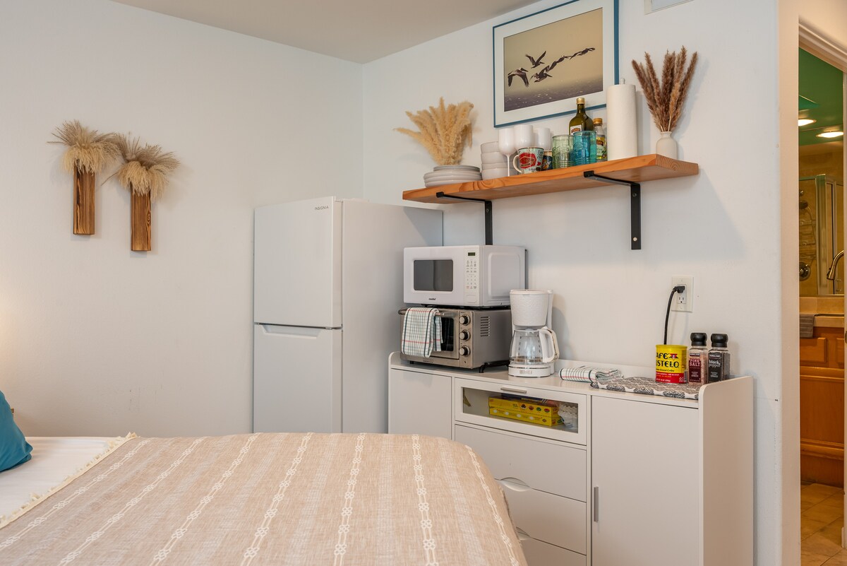Popular Airbnb listing: Chic Venice Surfer's Pad 1 Block from the Beach in Venice