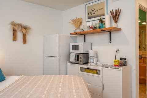 Popular Airbnb listing: Chic Venice Surfer's Pad 1 Block from the Beach in Venice