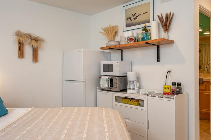 Chic Venice Surfer's Pad 1 Block From The Beach - Marina del Rey, CA