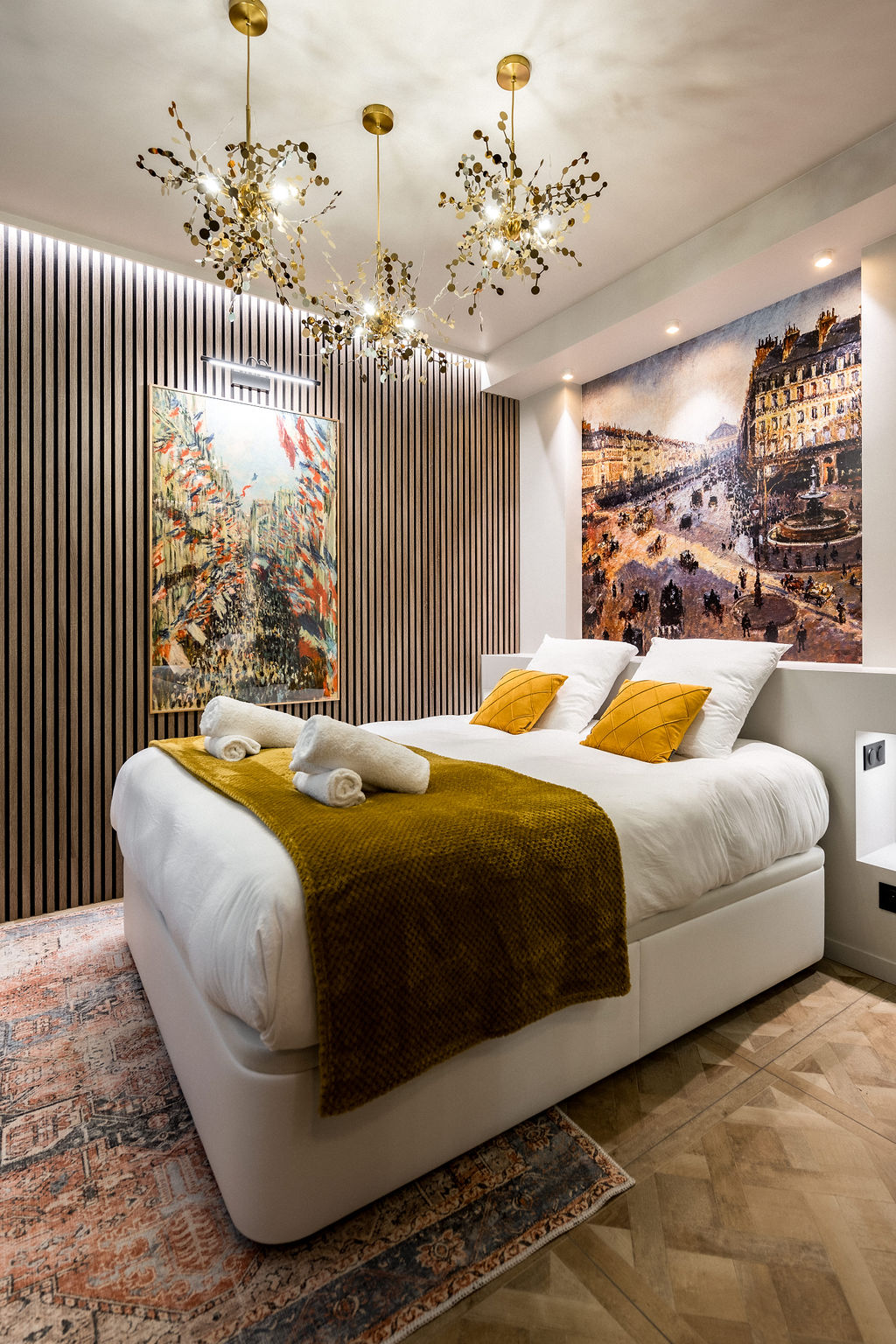 Bedroom #2 - Double bedroom with queen bed.