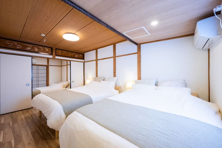 - Спалня ∙ -
(Подготвени са две двойни легла.)
В центъра има фусума, която може да бъде свързана със съседната стая.

* Фусума е традиционна японска врата и можете да разделите интериора.
Също така е възможно да го премахнете.