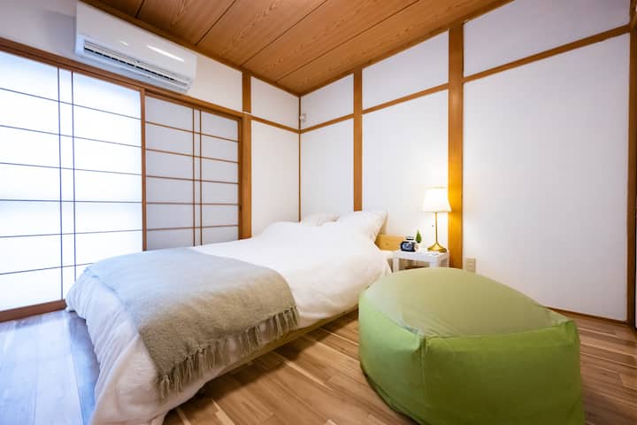 - Спалня -
(Едно двойно легло е подготвено.)
Възможно е да поставите детско креватче или полудвойна постелка.