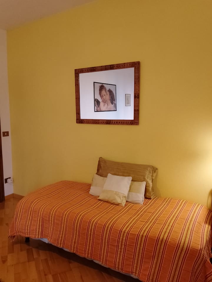 เตียงเดี่ยวในห้องนั่งเล่น