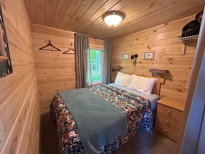 Camera da letto completa con vista sul bosco