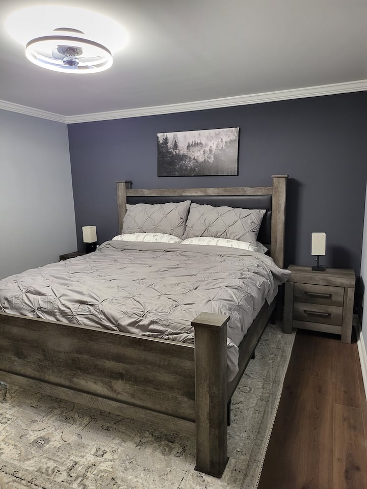 ¡Disfruta de una buena noche de descanso en la lujosa cama tamaño king en el dormitorio principal privado!