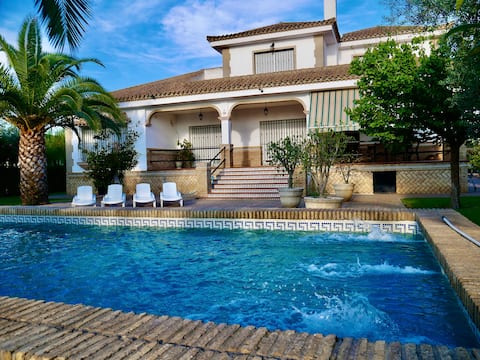 Villa Buitrago.
Pool. Luxury