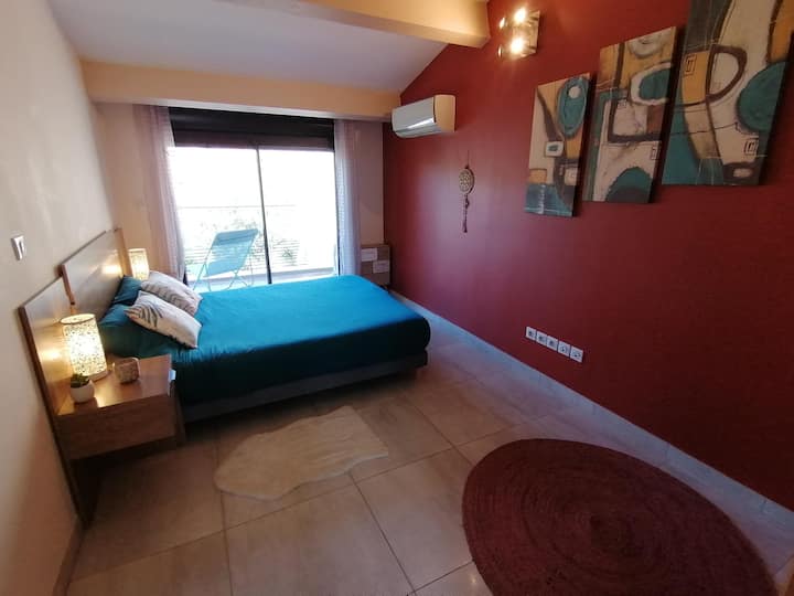 Спалня със 160 легла, балкон и гардеробна.