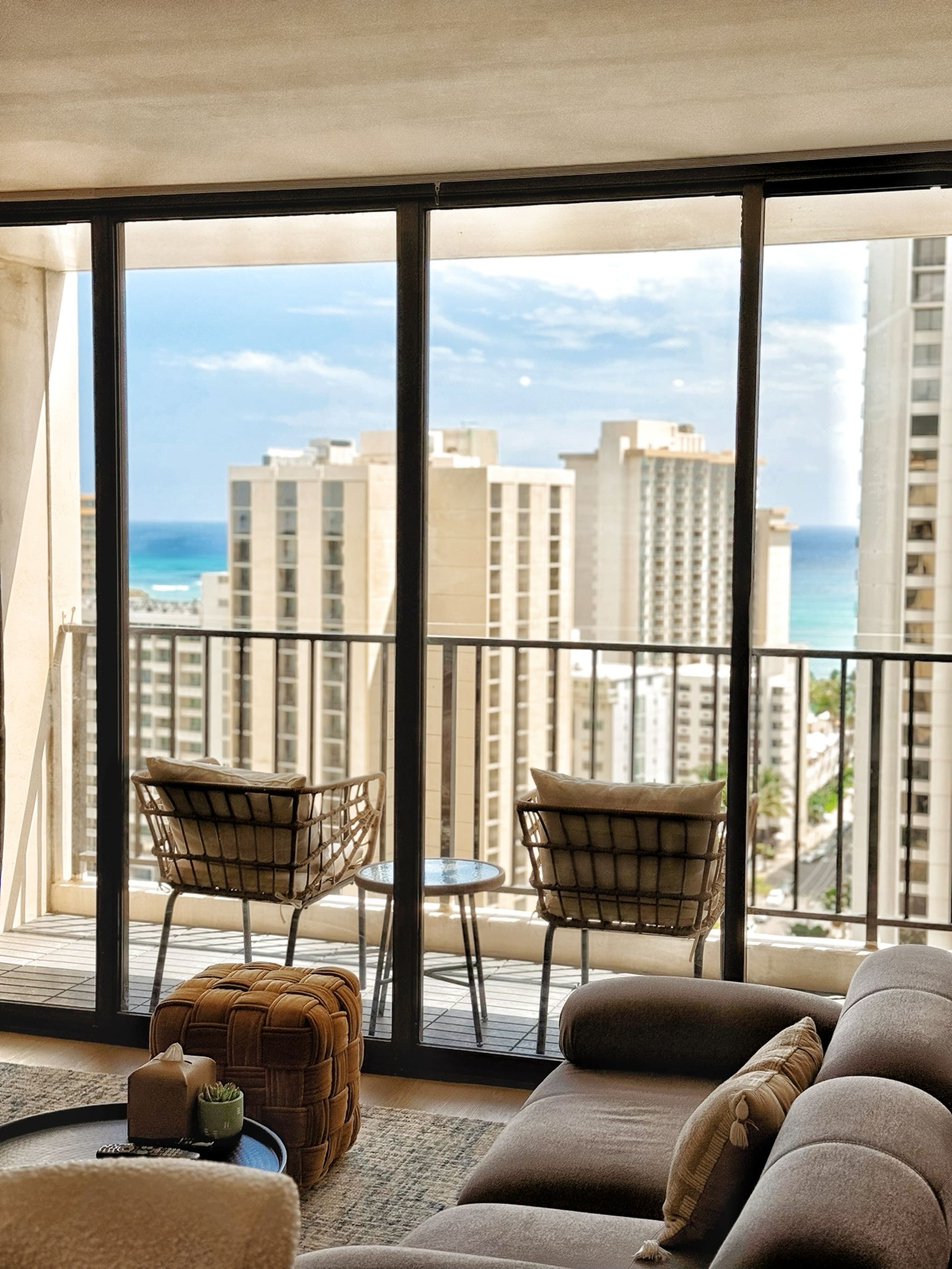 21FL Renovated Close to Beach w/Free Parking - Image 2