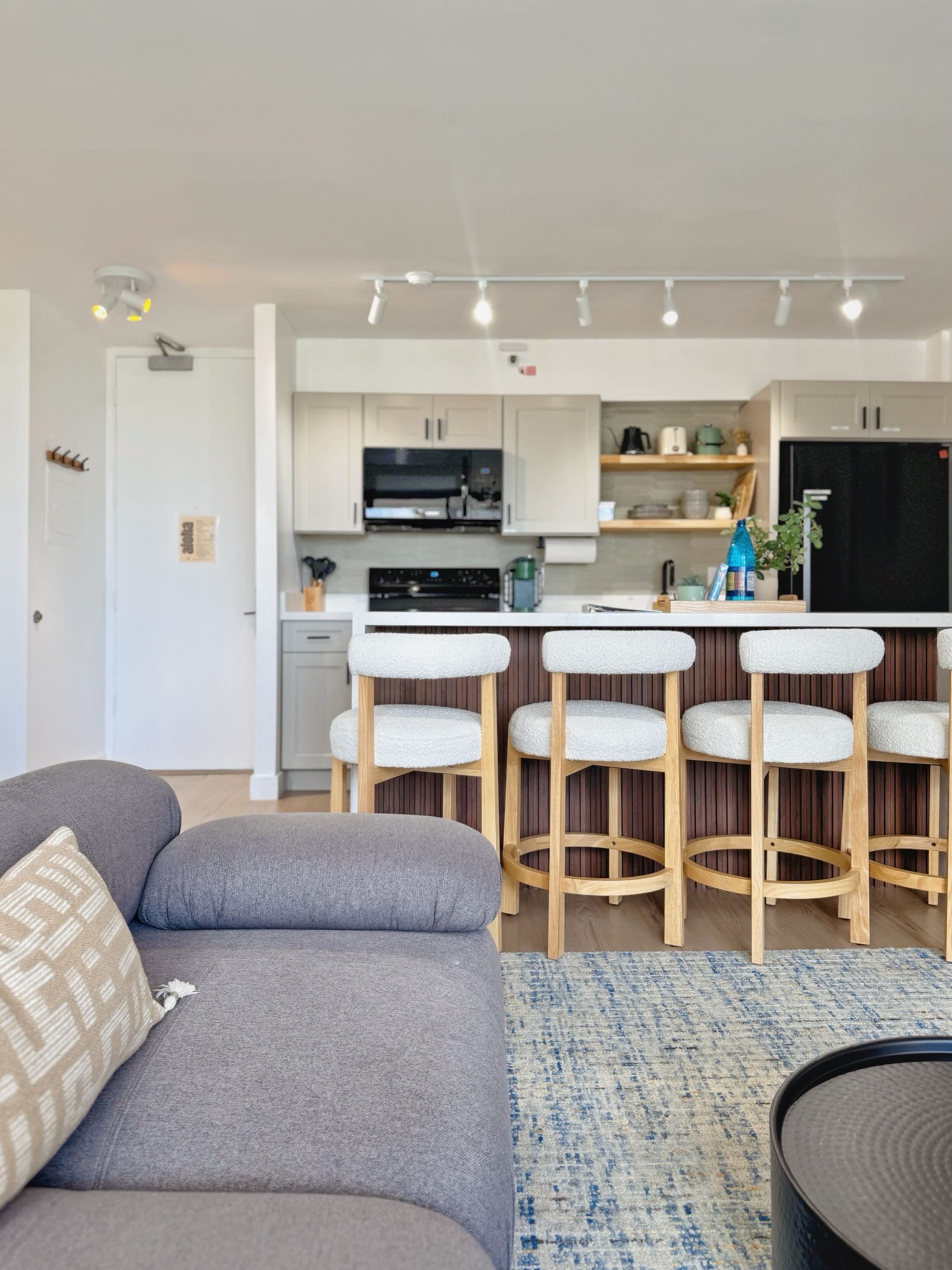 21FL Renovated Close to Beach w/Free Parking - Image 15