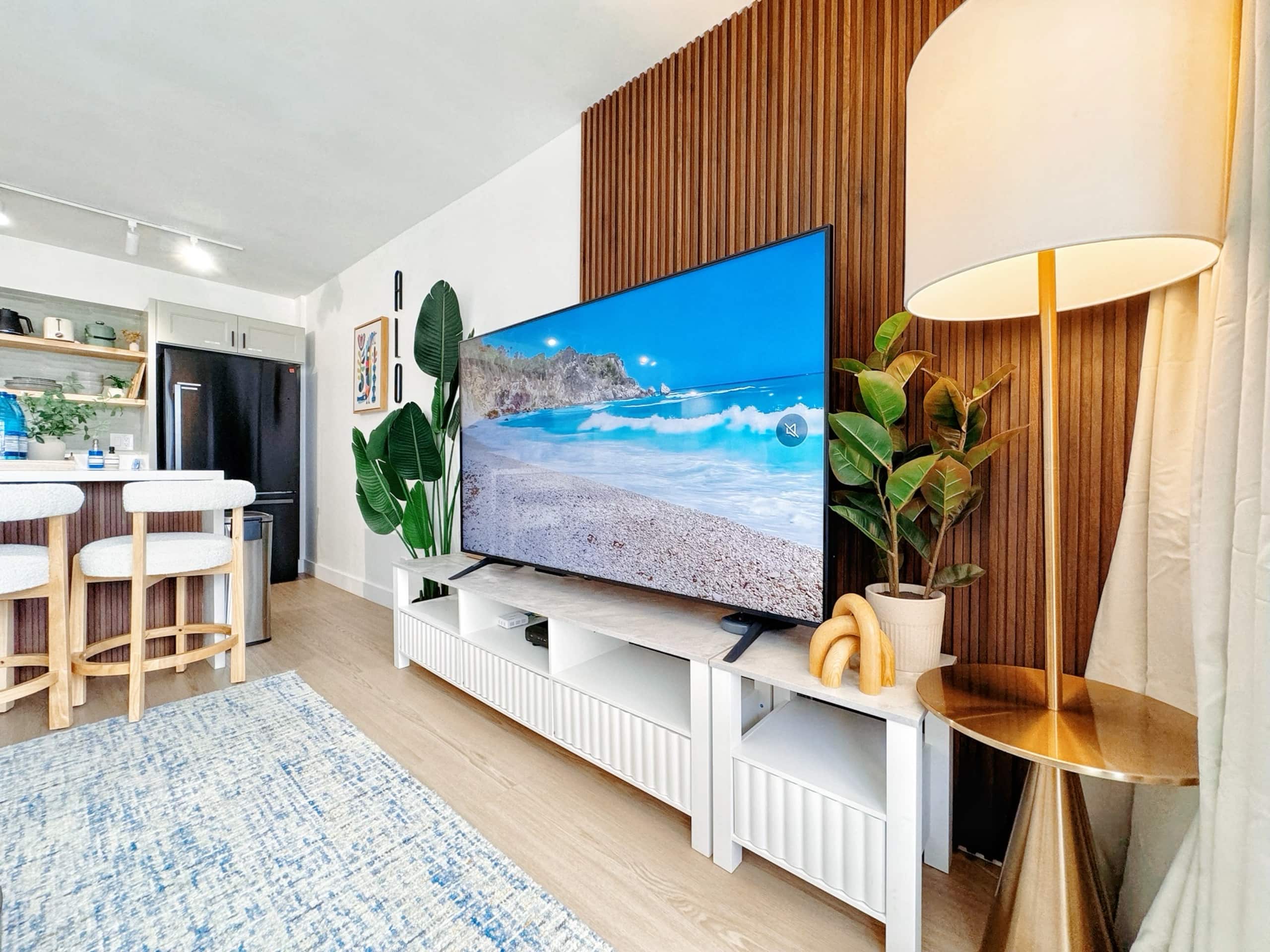 21FL Renovated Close to Beach w/Free Parking - Image 10