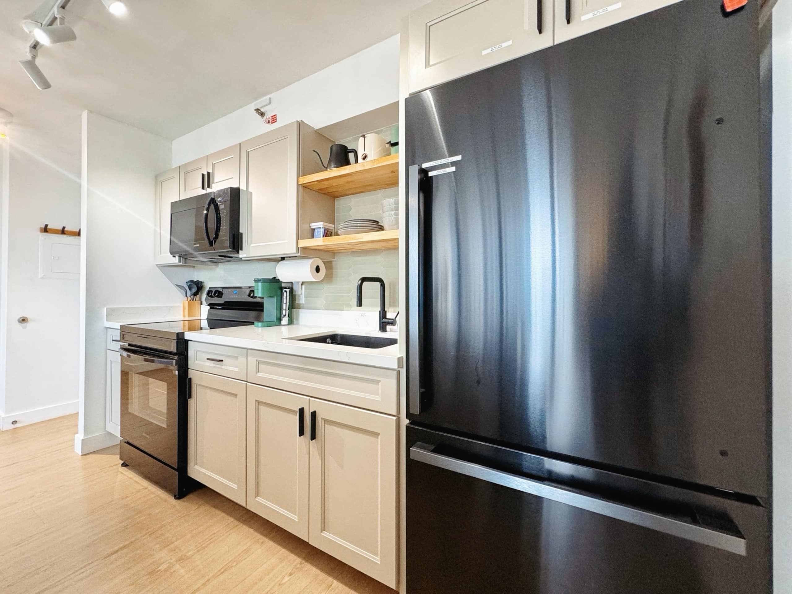 21FL Renovated Close to Beach w/Free Parking - Image 32