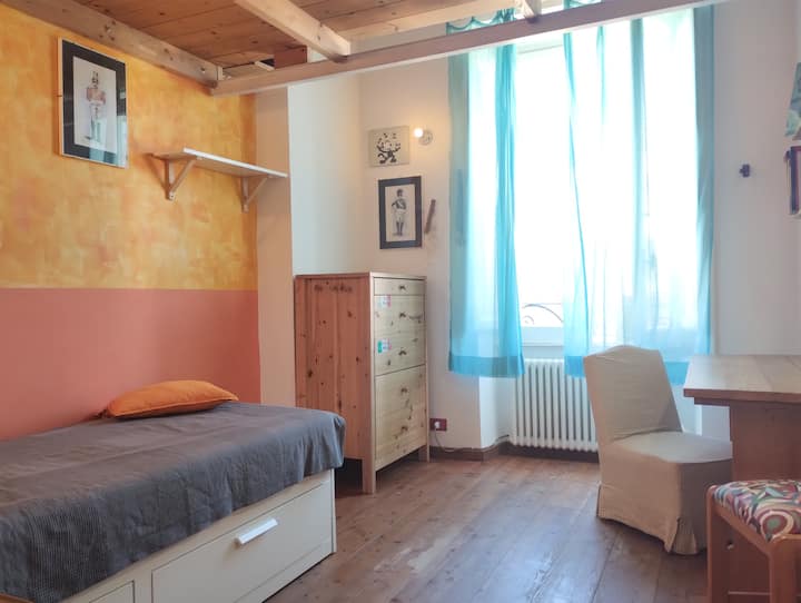 Camera da letto 2 con scrivania . Tavolo per Pc o postazione scrivania.