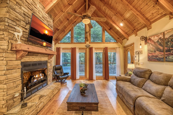 Ellijay Mountain Cabin Hot Tub, Theater, Fireplace - Ellijay, GA