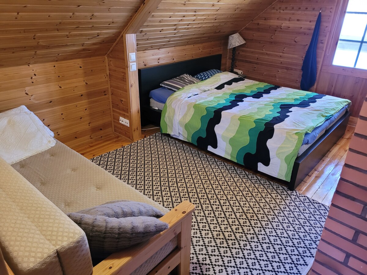 מיטה זוגית 160x200 ס"מ וספה נפתחת כ-155x190 ס"מ