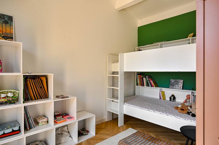 COIN ENFANT. CHAMBRE OUVERTE SANS PORTE D ENTREE AVEC ACCES A UNE TERRASSE SUR LE TOIT