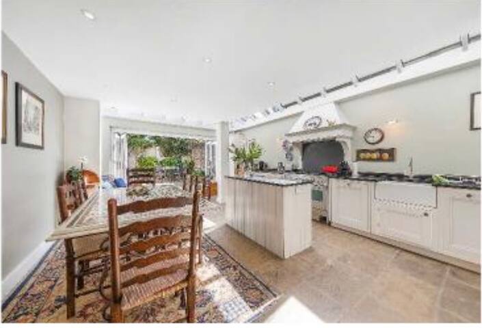 Fab family-friendly 5 bedroom home – Parsons Green gallery image 4