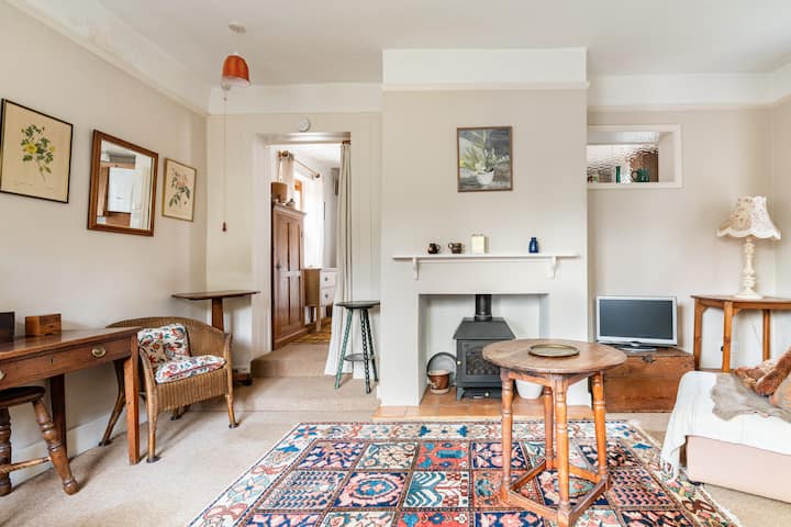 Cosy Detached Cottage And Garden - Suffolk