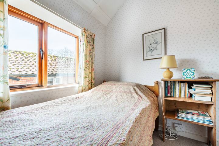 Dormitorio 2 con libros para niños