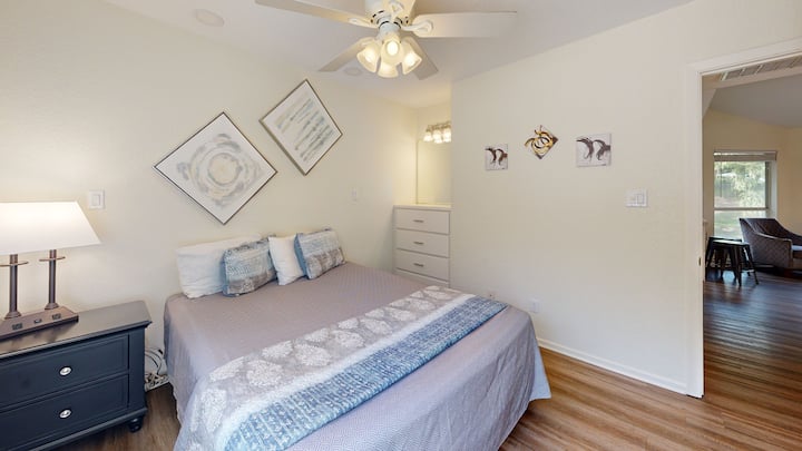 Bright and cheerful bedroom with coastal décor and soft bedding—perfect for couples or solo travelers.
