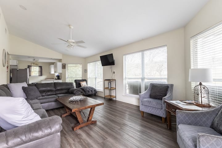 Large House-guadalupe Riverfront Deck | Kayak! - Canyon Lake, TX