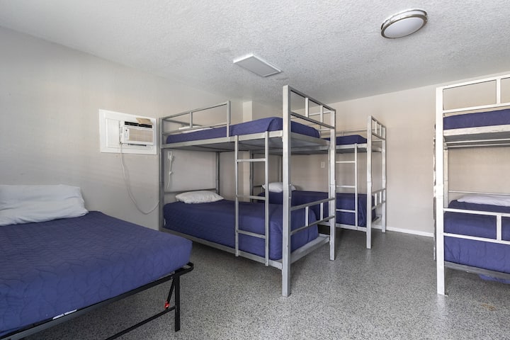 Velika soba s krevetima na kat nudi mnoštvo kreveta za grupe, djecu ili prijatelje. Prostran je, praktičan i odličan za obitelji koje putuju zajedno.