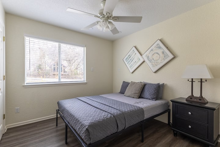 Svijetla spavaća soba s dva odvojena kreveta jednostavno je i udobno rješenje za spavanje za obitelji i grupe. Savršeno je za djecu, prijatelje ili dodatne goste.