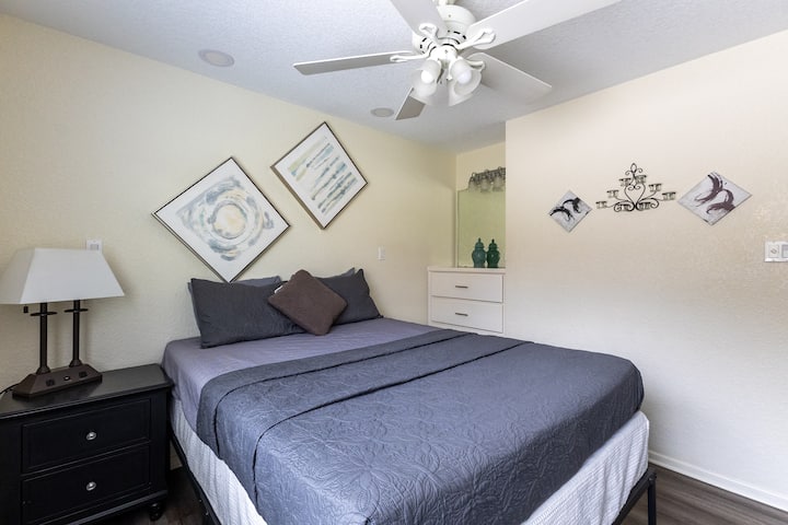 Ova udobna spavaća soba ima mekanu posteljinu, umirujuće uređenje i prozor kroz koji ulazi puno svjetla. To je odlično mjesto za odmor i oporavak tijekom vašeg boravka.