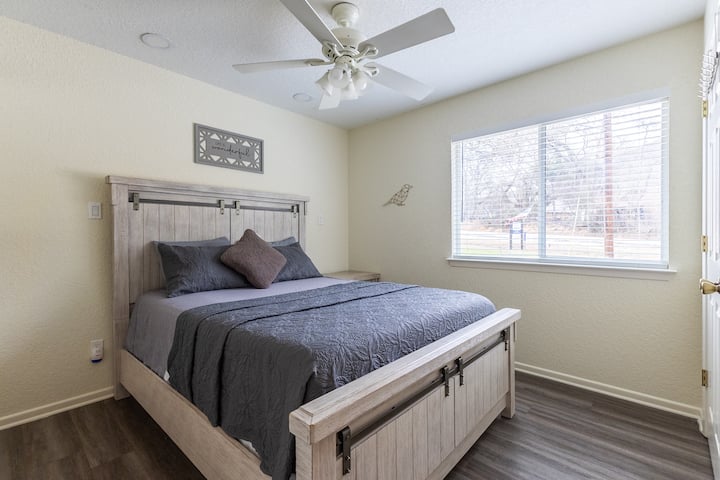 Odmorite se u udobnoj spavaćoj sobi s udobnim krevetom i umirujućim uređenjem. To je opuštajući prostor za oporavak nakon cijelog dana zabave na otvorenom i aktivnosti na rijeci.