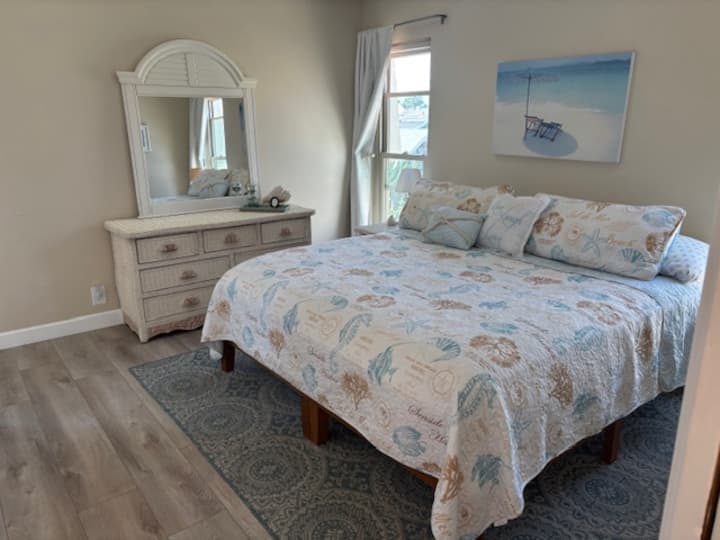 Тази спалня с двойно легло има голям гардероб и е свързана с банята.