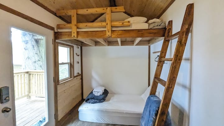 Waterfront Island Bunkie - North Pender Island