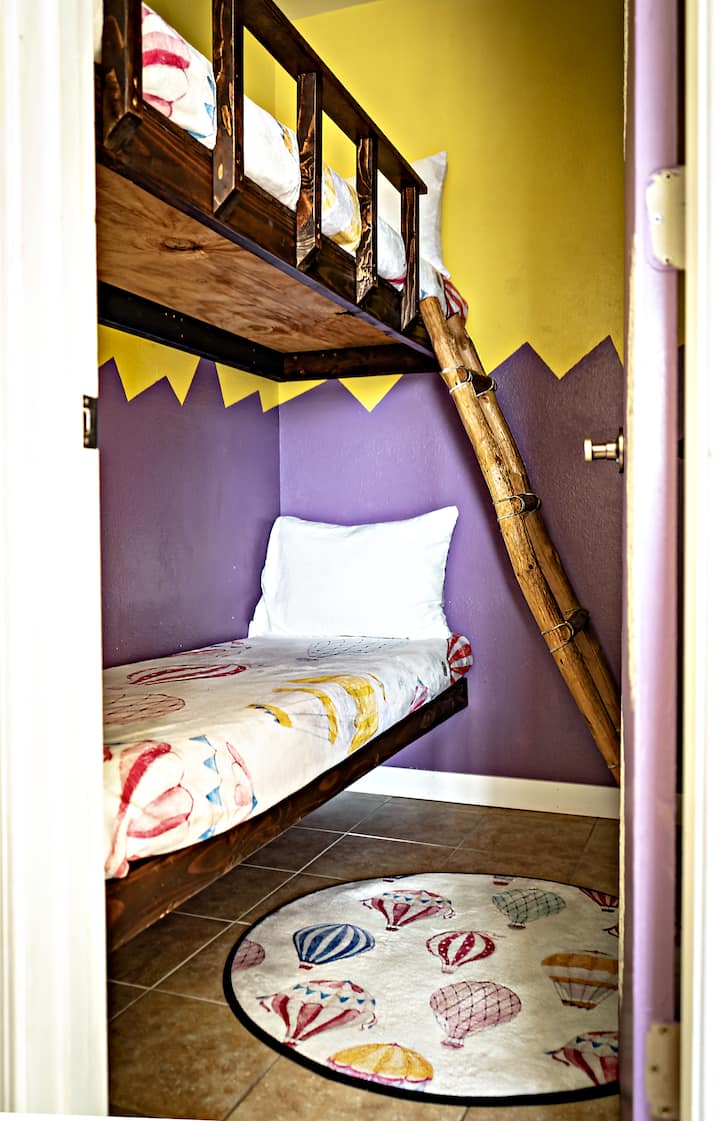 سرير بطابقين للأطفال مع جدار سبورة!