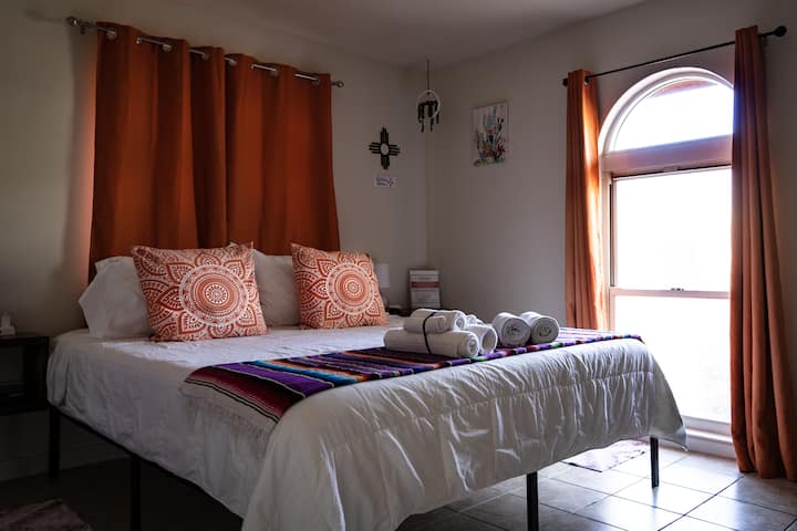 غرفة نوم بيكينا كاسيتا بونيتا مع سرير بحجم كينج وإطلالة مباشرة على جبال سانديا!