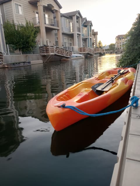 Lakefront. Walk to coffee, shop, play & dine.