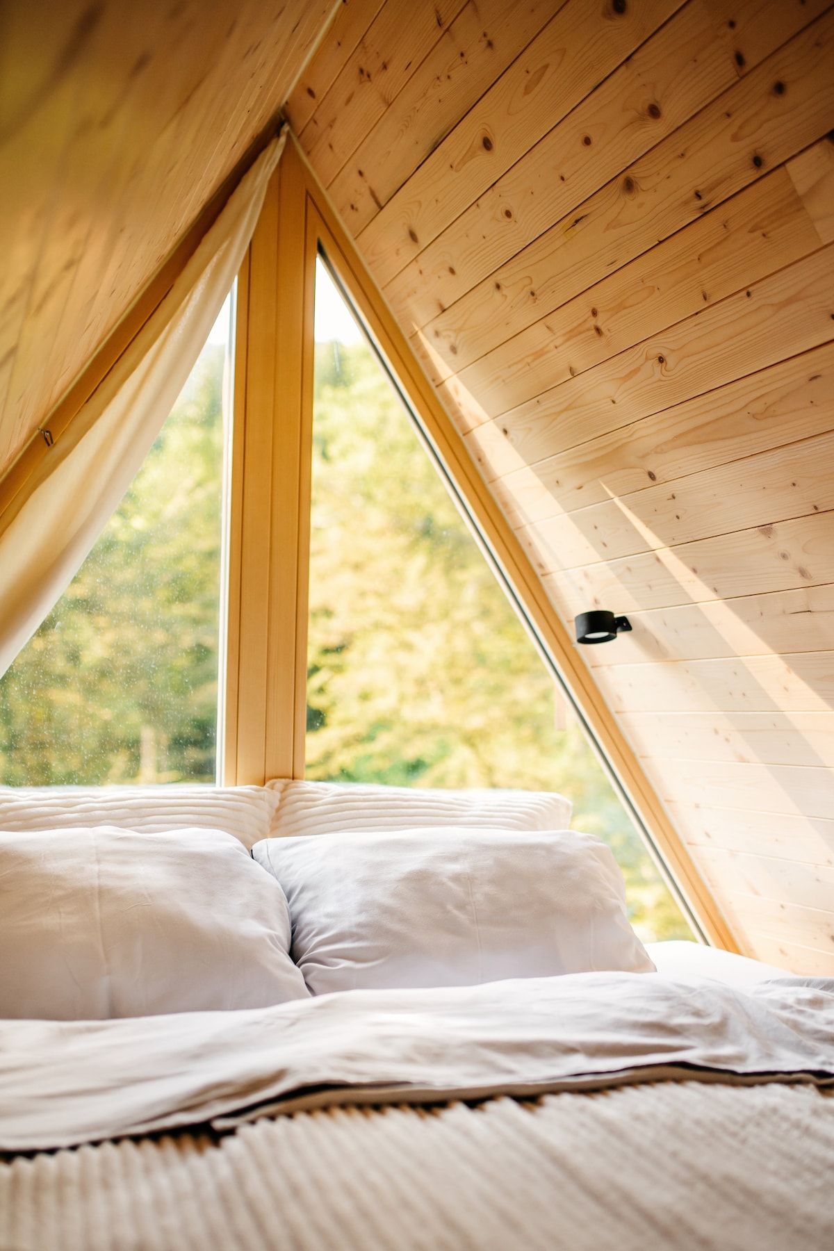 A cozy, King size bed (180x200cm) with a view to the forest