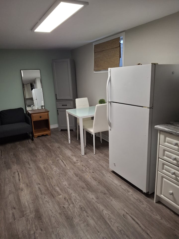 Cozy Bachelor Apartment Barrie
(Separate Entrance) - カナダ バリー
