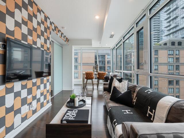 Luxury Two Bedroom Condo in Downtown Toronto gallery image 4